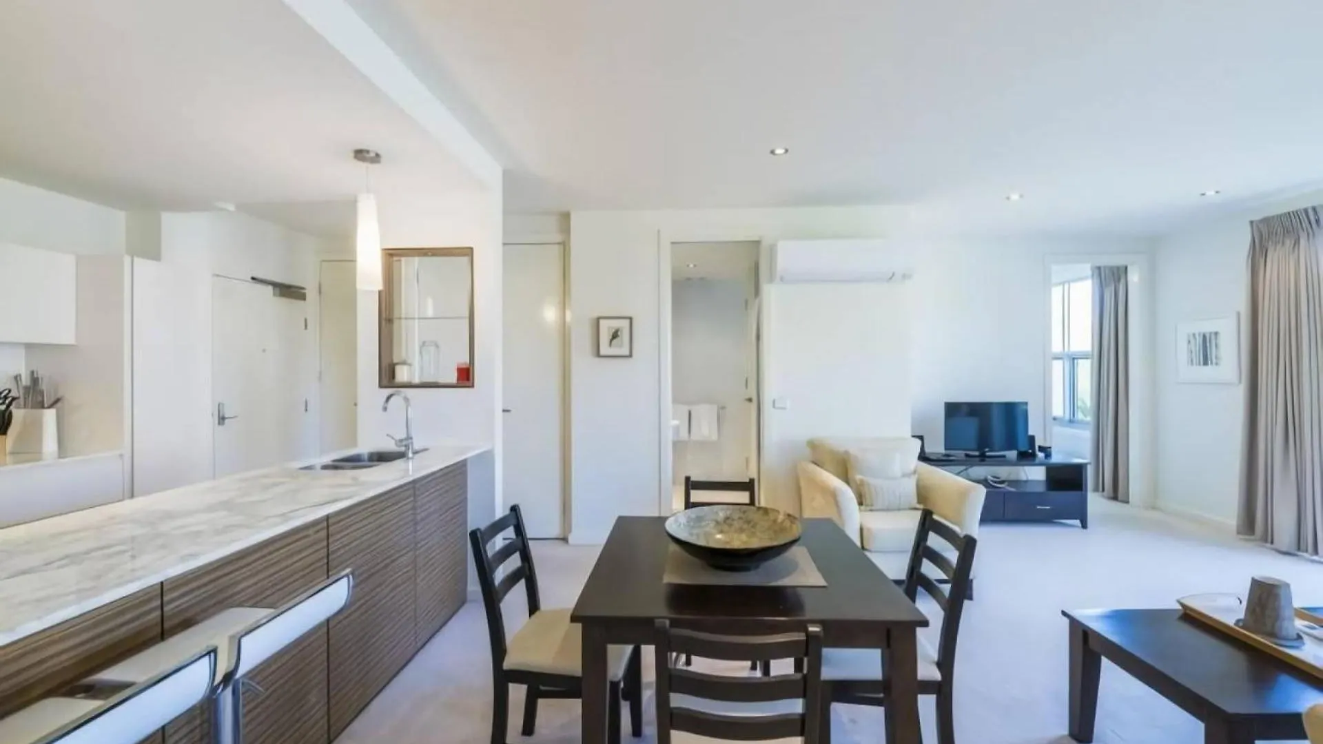 Trieste Apartments Kingston Канберра 0*,  Австралия